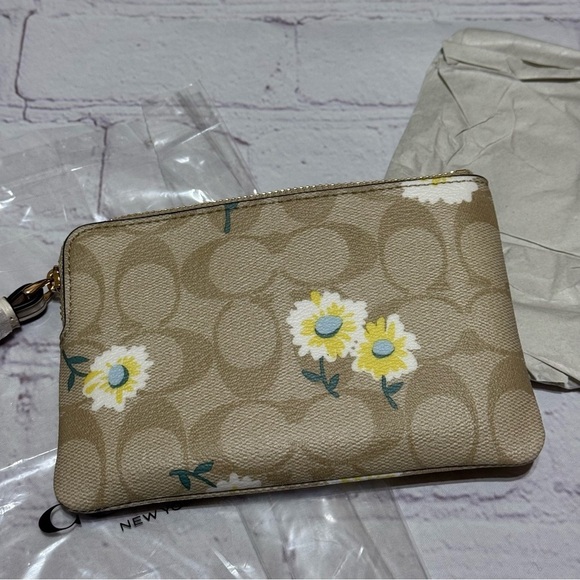Coach Corner Zip Wristlet In Signature Canvas With Daisy Limited Edition nwt - Picture 3 of 7